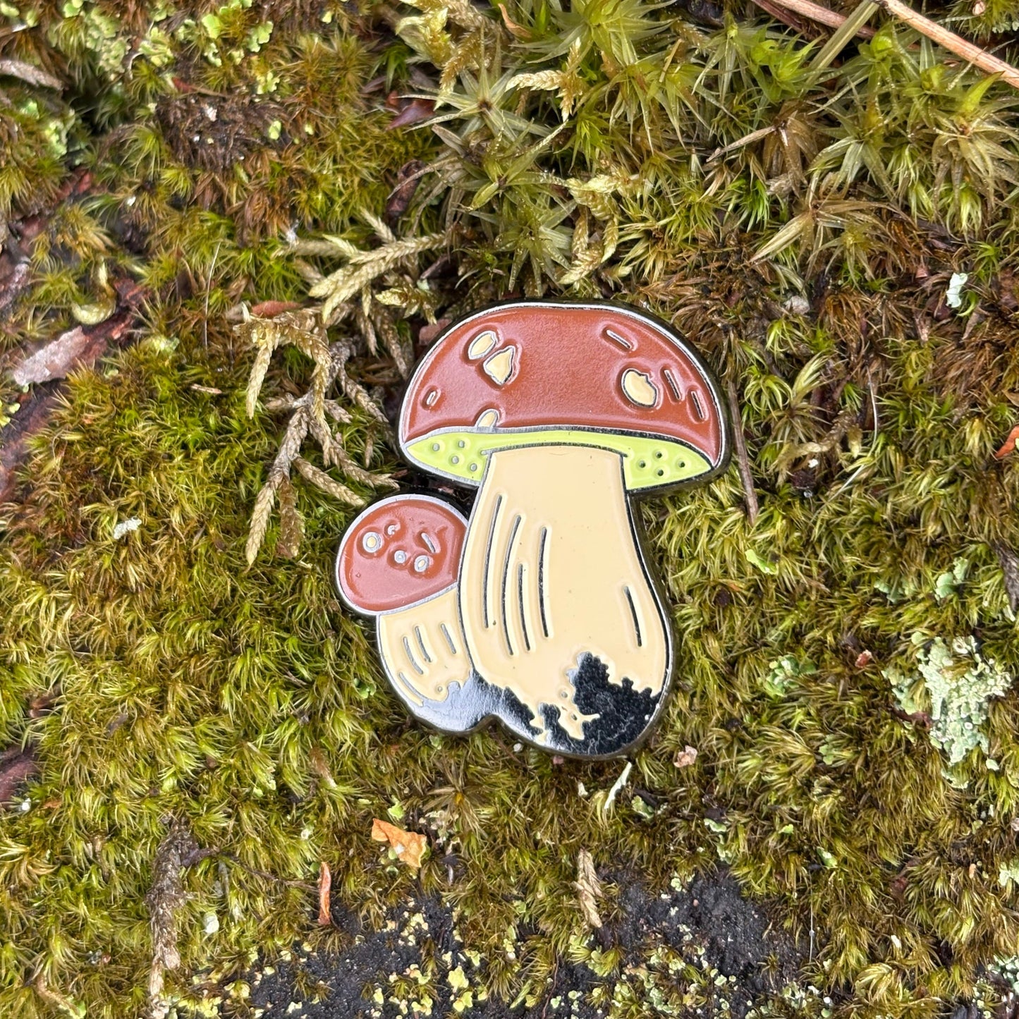 Herkkutattipinssi (porcini) - emalipinssi suomalaisesta metsäsienestä
